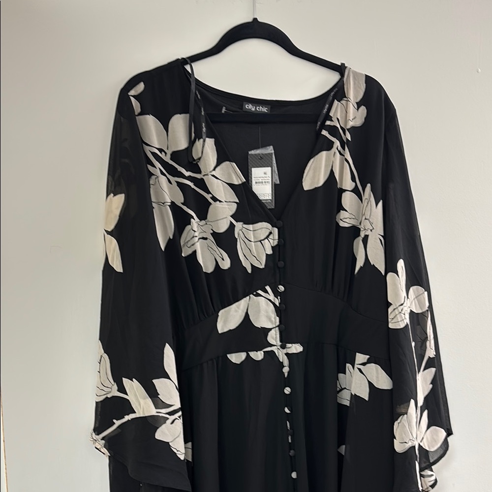 City Chic Black Maxi Dress with White Leaf Design, wide shortsleeve - Smoke free